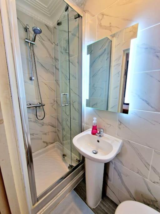 Charming Home With Private Balcony, On 1St Floor, With 2 Bathrooms, 3 Min Walk To Earl'S Court Station London Exterior foto