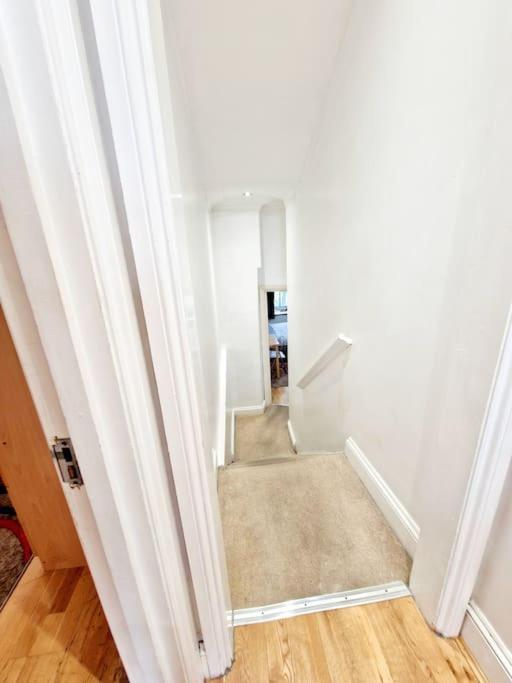 Charming Home With Private Balcony, On 1St Floor, With 2 Bathrooms, 3 Min Walk To Earl'S Court Station London Exterior foto
