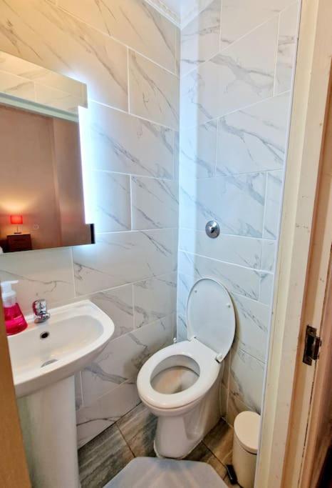 Charming Home With Private Balcony, On 1St Floor, With 2 Bathrooms, 3 Min Walk To Earl'S Court Station London Exterior foto