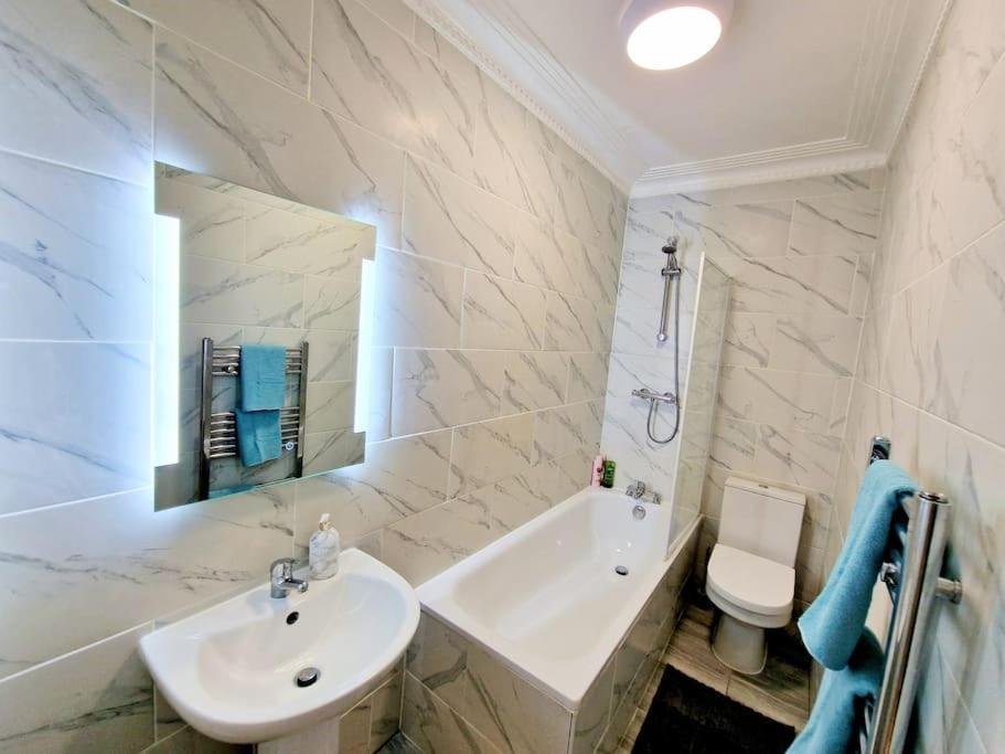 Charming Home With Private Balcony, On 1St Floor, With 2 Bathrooms, 3 Min Walk To Earl'S Court Station London Exterior foto