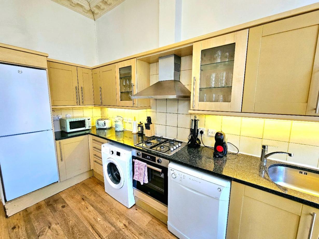 Charming Home With Private Balcony, On 1St Floor, With 2 Bathrooms, 3 Min Walk To Earl'S Court Station London Exterior foto