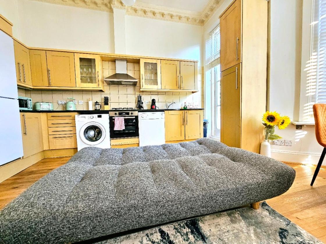 Charming Home With Private Balcony, On 1St Floor, With 2 Bathrooms, 3 Min Walk To Earl'S Court Station London Exterior foto
