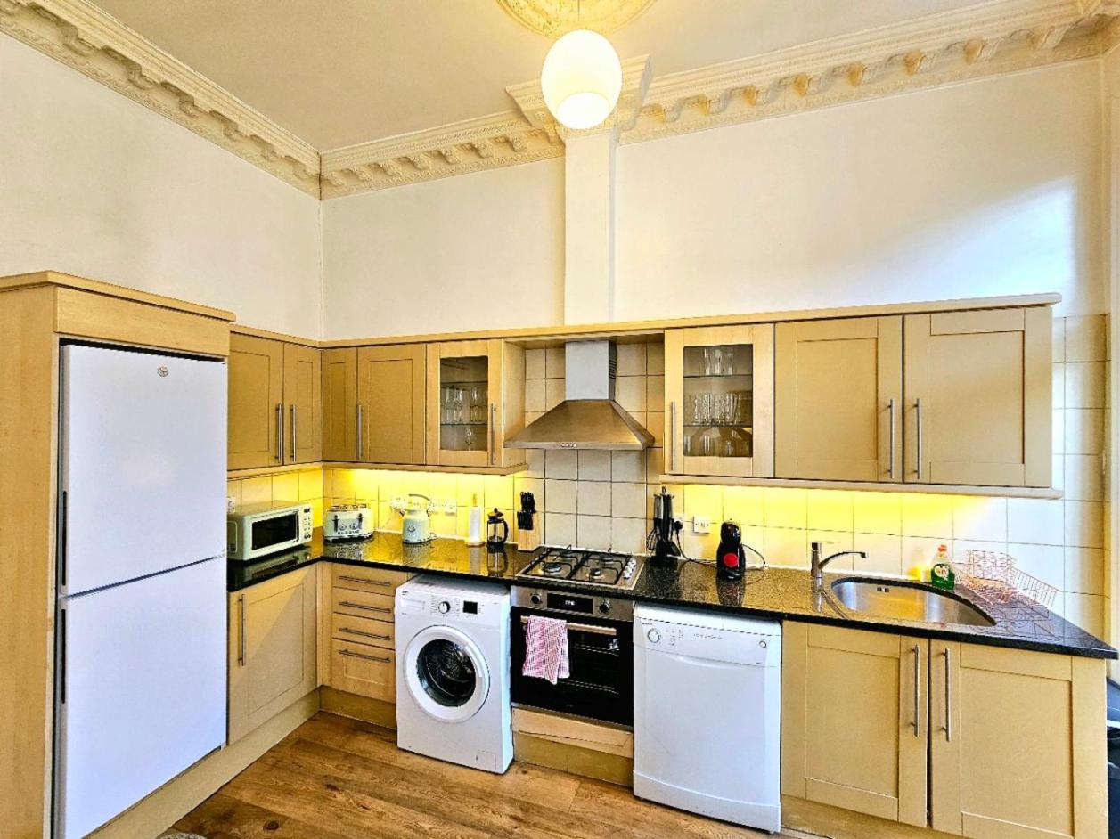 Charming Home With Private Balcony, On 1St Floor, With 2 Bathrooms, 3 Min Walk To Earl'S Court Station London Exterior foto